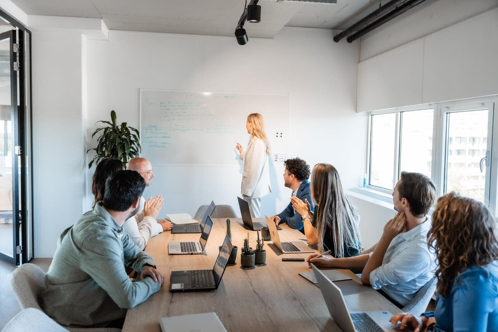 FIT-consultant in adviesgesprek met klant over product ownership en Agile werken
